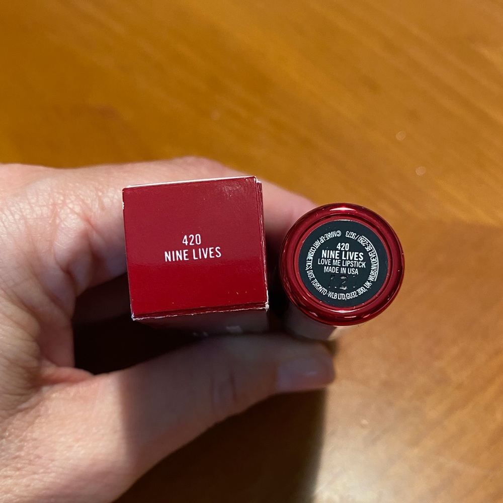 MAC Love Me Lipstick Nine Lives - Picture 9 of 16